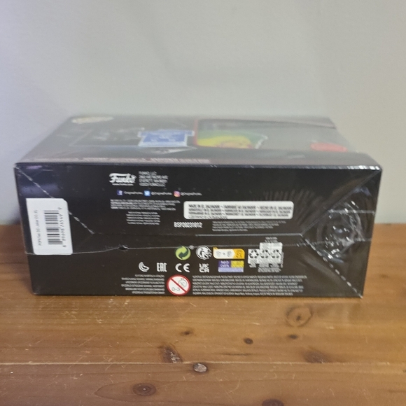 Funko DCeased Pop Tee and Figure Set - Black and Yellow JOKER - Picture 6 of 7